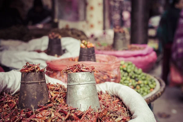 Der Straßenhändler verkauft sein Obst und Gemüse in Thamel in ka — Stockfoto