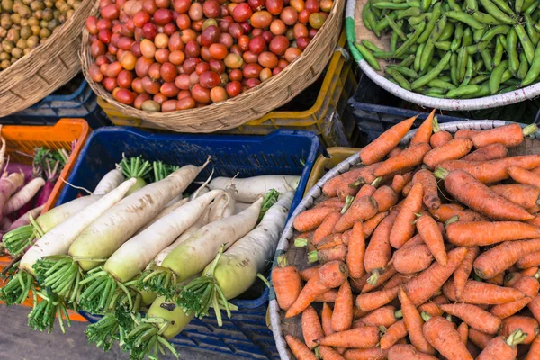 O vendedor de rua mexe suas frutas e legumes em Thamel em Ka — Fotografia de Stock