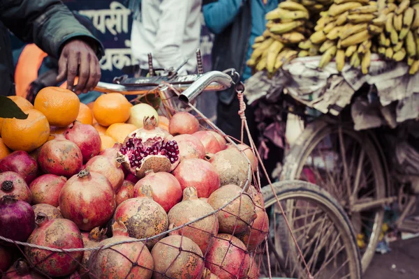 Ястреб продает свои фрукты в Тамеле в Катманду, Непал . — стоковое фото