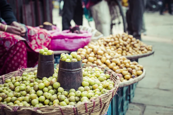 El vendedor ambulante vende sus frutas y verduras en Thamel en Ka —  Fotos de Stock