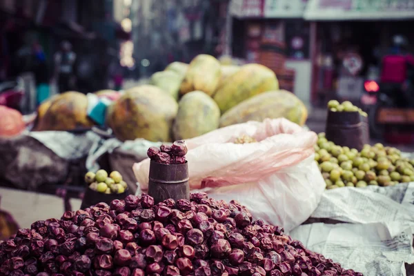 Sels przekupka jego owoce i warzywa w dzielnicy Thamel w Ka — Zdjęcie stockowe