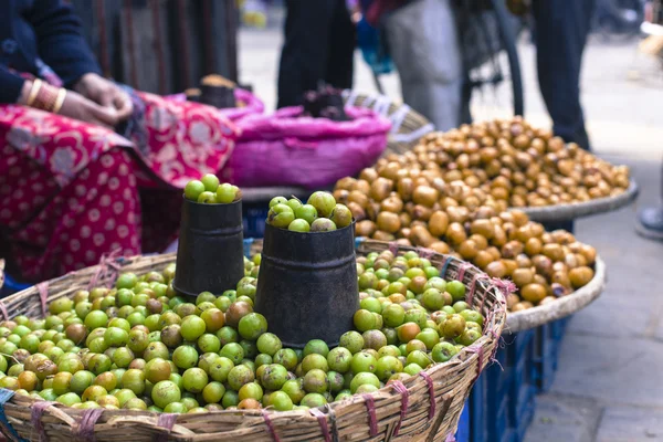 Vânzătorul stradal își împrăștie fructele și legumele în Thamel în Ka — Fotografie, imagine de stoc