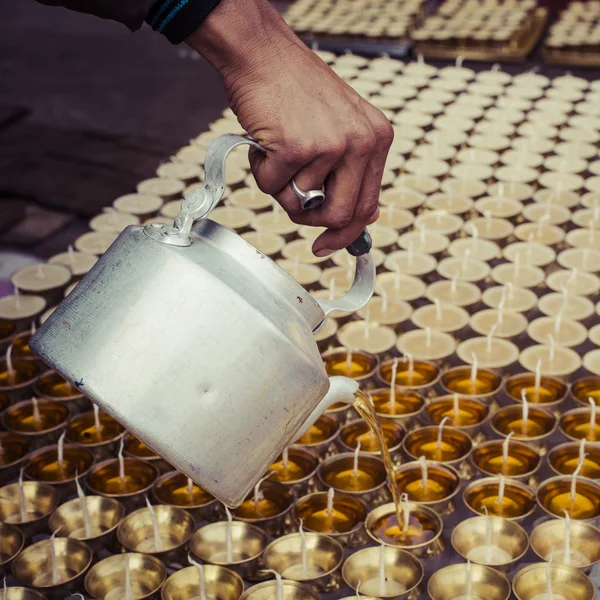 Candles and pot at Boudhanath stupa in Kathmandu, Nepal — Stock Photo, Image