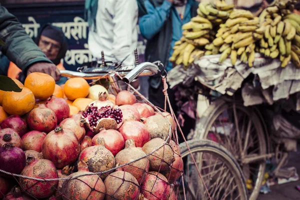 ホーカー ネパール カトマンズ、タメルの彼の果物を販売します。. — ストック写真