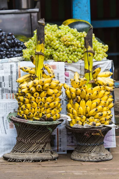 Tienda de frutas tradicional en Katmandú, Nepal . — Foto de Stock