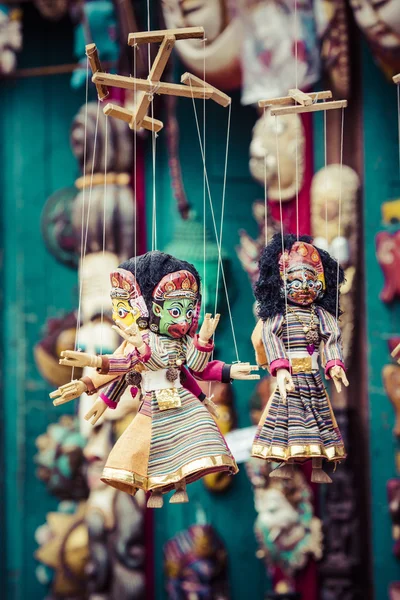 マスク、人形、Ka のダルバール広場でストリートのショップでお土産 — ストック写真