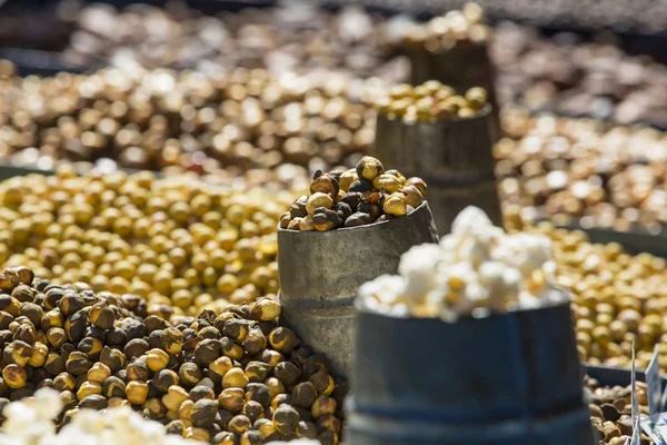 Selección de frutos secos en el mercado local en Katmandú . —  Fotos de Stock