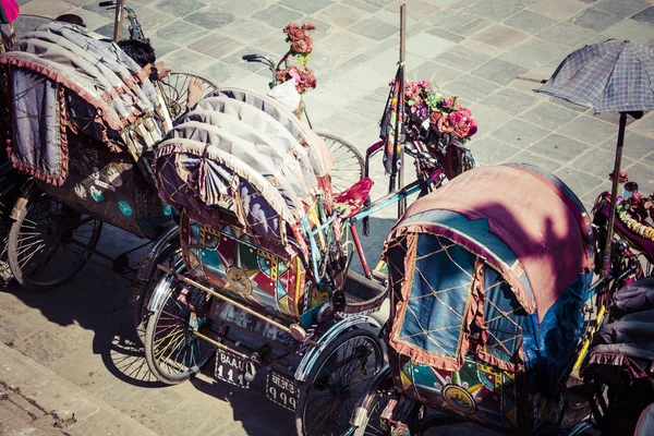 Rickshaw är en mycket populär typ av kollektivtrafik i städer i — Stockfoto