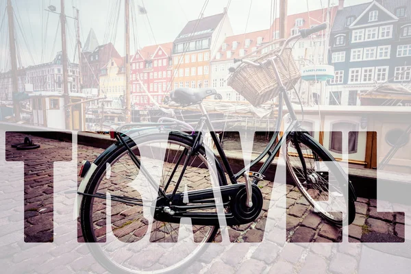 Palabra VIAJE sobre la bicicleta clásica de la ciudad retro en Copenhage — Foto de Stock