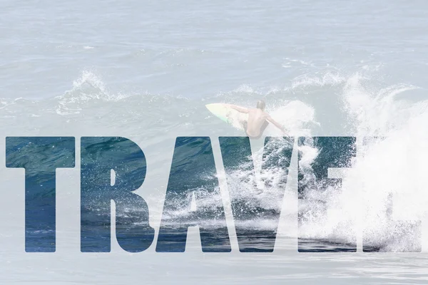 Palabra VIAJE sobre surfista extremo cabalgando olas gigantes del océano en Hawai — Foto de Stock