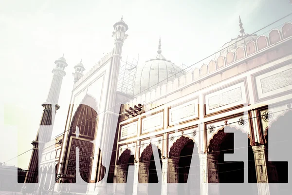 Palavra VIAGEM sobre famosa mesquita Jama Masjid em Deli velho, Índia . — Fotografia de Stock