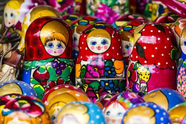 renkli Rus iç içe geçmiş bebek matreshka piyasada. matriosh