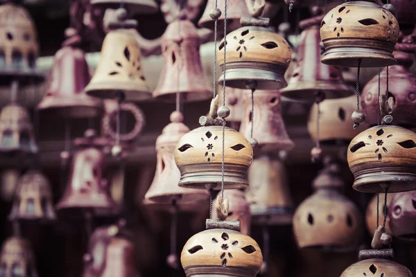 Sinos cerâmicos coloridos no mercado de outono . — Fotografia de Stock