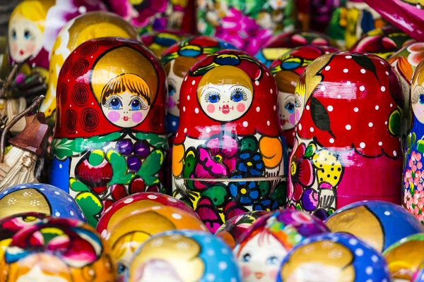 Coloridas muñecas rusas anidando matreshka en el mercado. Matriosh — Foto de Stock