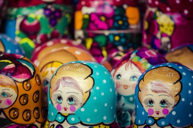 renkli Rus iç içe geçmiş bebek matreshka piyasada. matriosh