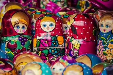 renkli Rus iç içe geçmiş bebek matreshka piyasada. matriosh