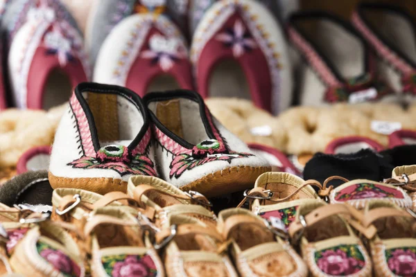 Handgefertigte Schuhe aus Leder, verziert mit dem traditionellen — Stockfoto