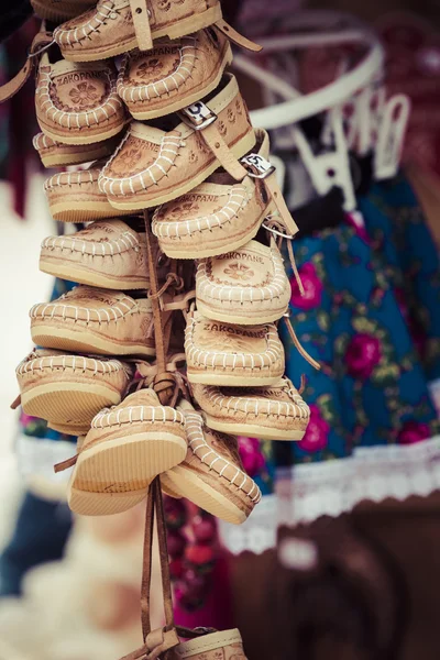 Zapatos hechos a mano de cuero decorados con la wa tradicional —  Fotos de Stock
