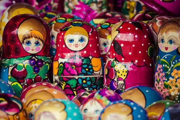 Barevné ruské hnízdící panenky matreshka na trhu. matriosh — Stock fotografie