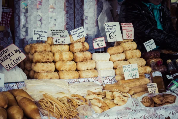 Traditionelle polnische Räucherkäse oscypek in Zakopane — Stockfoto