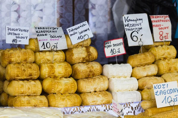 Traditionell polsk rökt ost oscypek i zakopane — Stockfoto