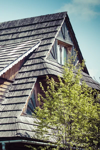 Cabaña tradicional de madera pulida de Zakopane, Polonia . — Foto de Stock