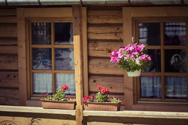 Traditionele Poolse houten hut van zakopane, Polen. — Stockfoto