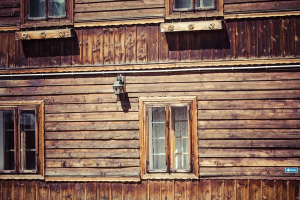 Традиционная польская деревянная хижина из Закопане, Польша . — стоковое фото