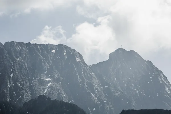 Giewont, berühmter Gipfel in der Nähe von Zakopane, auf dem das Stahlkreuz steht — Stockfoto