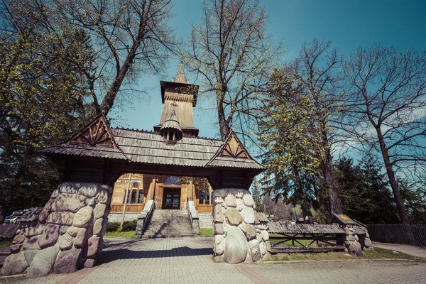 Iglesia tradicional de madera en las montañas de Tatra . — Foto de Stock