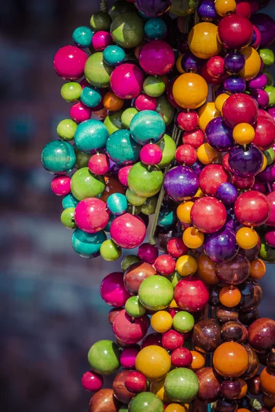 Grânulos de pedras coloridas redondas jazem no balcão de souvenir sh — Fotografia de Stock