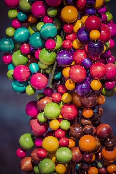 Beads of round colorful stones lie on the counter of souvenir sh — Stock Photo, Image