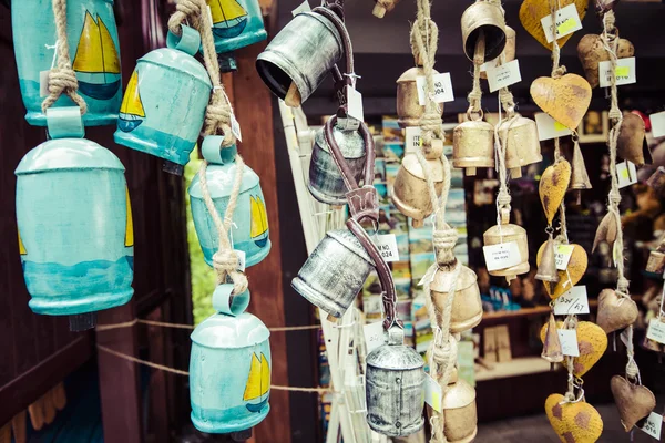 Sinos cerâmicos coloridos no mercado de outono . — Fotografia de Stock