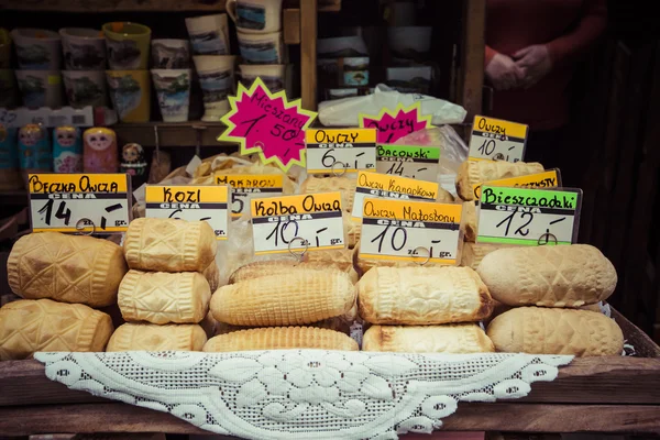 Traditional polish smoked cheese oscypek on outdoor market in Za — Stock Photo, Image