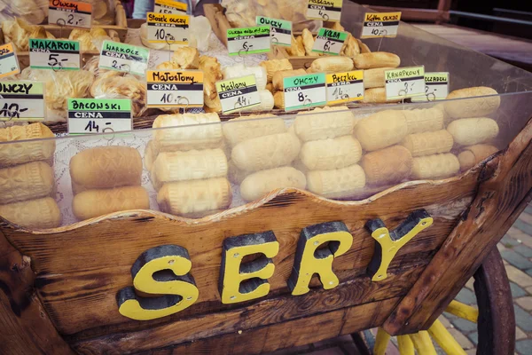 Oscypek de fromage fumé polonais traditionnel sur le marché extérieur à Za — Photo