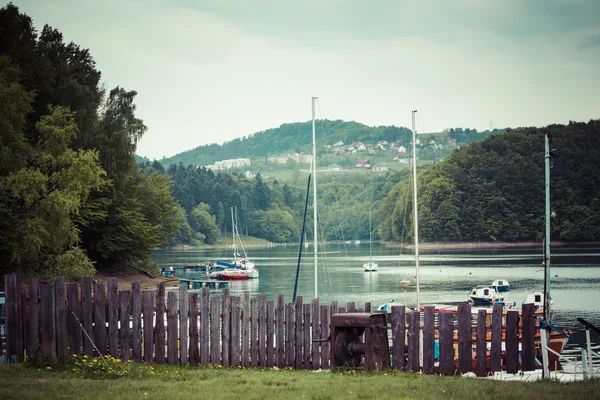 Barche a vela al lago Solina (Bieszczady, Polonia) all'alba — Foto Stock