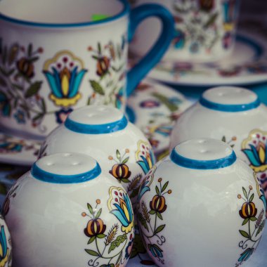 Yerel Polonya pazarında geleneksel seramik.