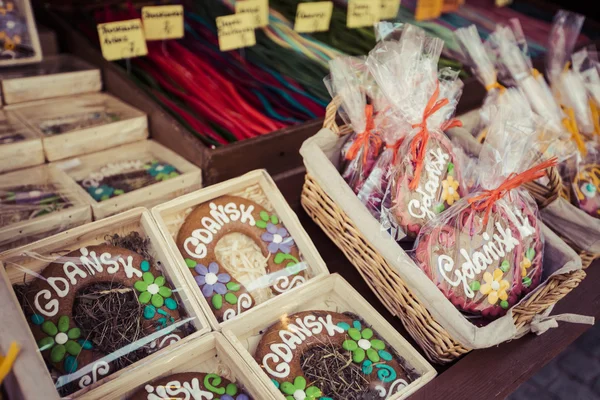 Pepparkakor hängande på marknaden i Polen — Stockfoto