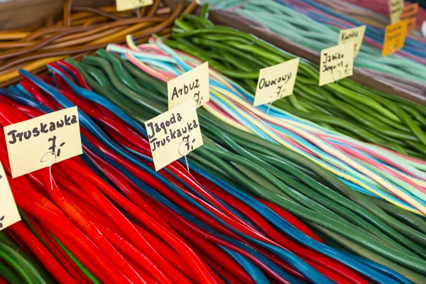 Barraca de mercado cheia de doces na Polónia . — Fotografia de Stock