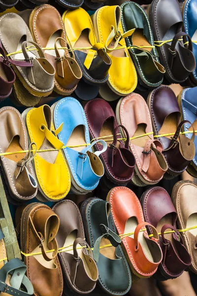 Sapatos de couro em cores diferentes em um mercado de pulgas — Fotografia de Stock