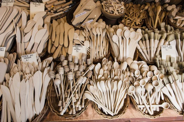 Carved cups, spoons, forks and other utensils of wood — Stock Photo, Image