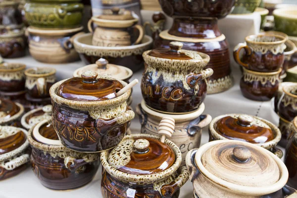 Традиционная керамика с польского рынка . — стоковое фото
