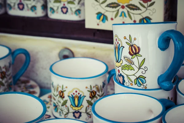 Ceramica tradizionale nel mercato polacco locale . — Foto Stock