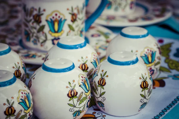 Traditionelle Keramik auf dem lokalen polnischen Markt. — Stockfoto