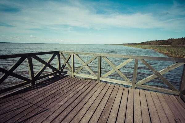 Деревянный пирс на большом озере Лебско в Польше
.