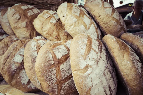 传统的面包在克拉科夫，波兰波兰食品市场. — 图库照片