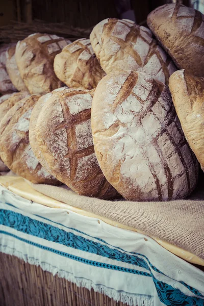 Traditionelles Brot auf dem polnischen Lebensmittelmarkt in Krakau, Polen. — Stockfoto