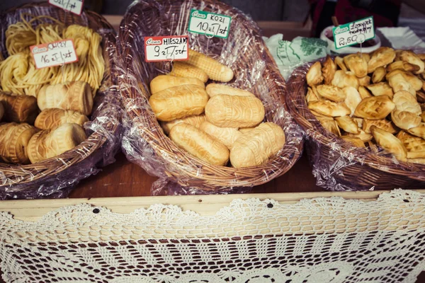 Traditional polish smoked cheese oscypek on outdoor market in Za — Stock Photo, Image