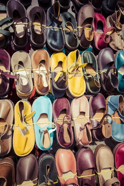 Skórzane buty w różnych kolorach na pchlim targu — Zdjęcie stockowe