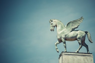 pegasus heykeli opera poznan Polonya çatısında